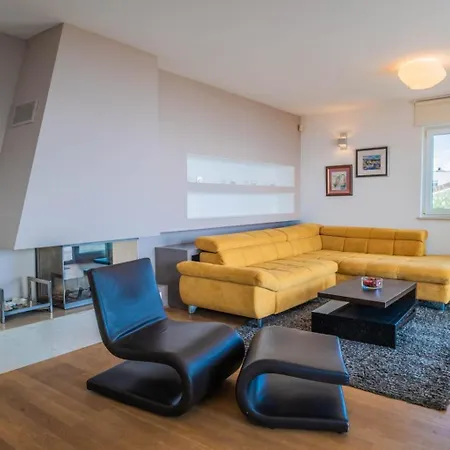 Quiet Living For Digital Nomads With Fast Wifi * Kostrena