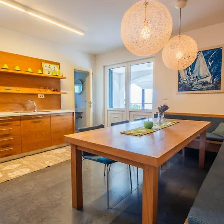Quiet Living For Digital Nomads With Fast Wifi Kostrena